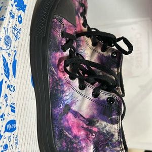 Raad wolf high tops fits like a woman’s 9.5 or a men’s 8.5